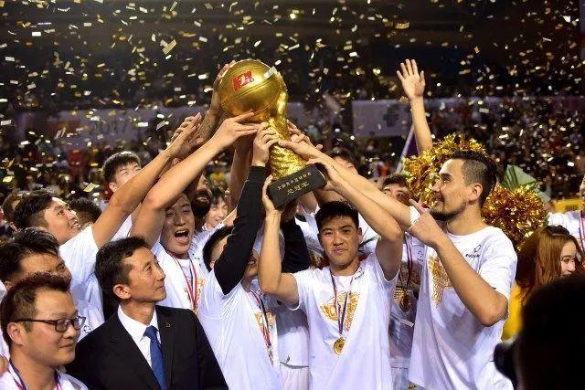 詹姆斯大三双浓眉29+16 湖人大胜送奇才11连败